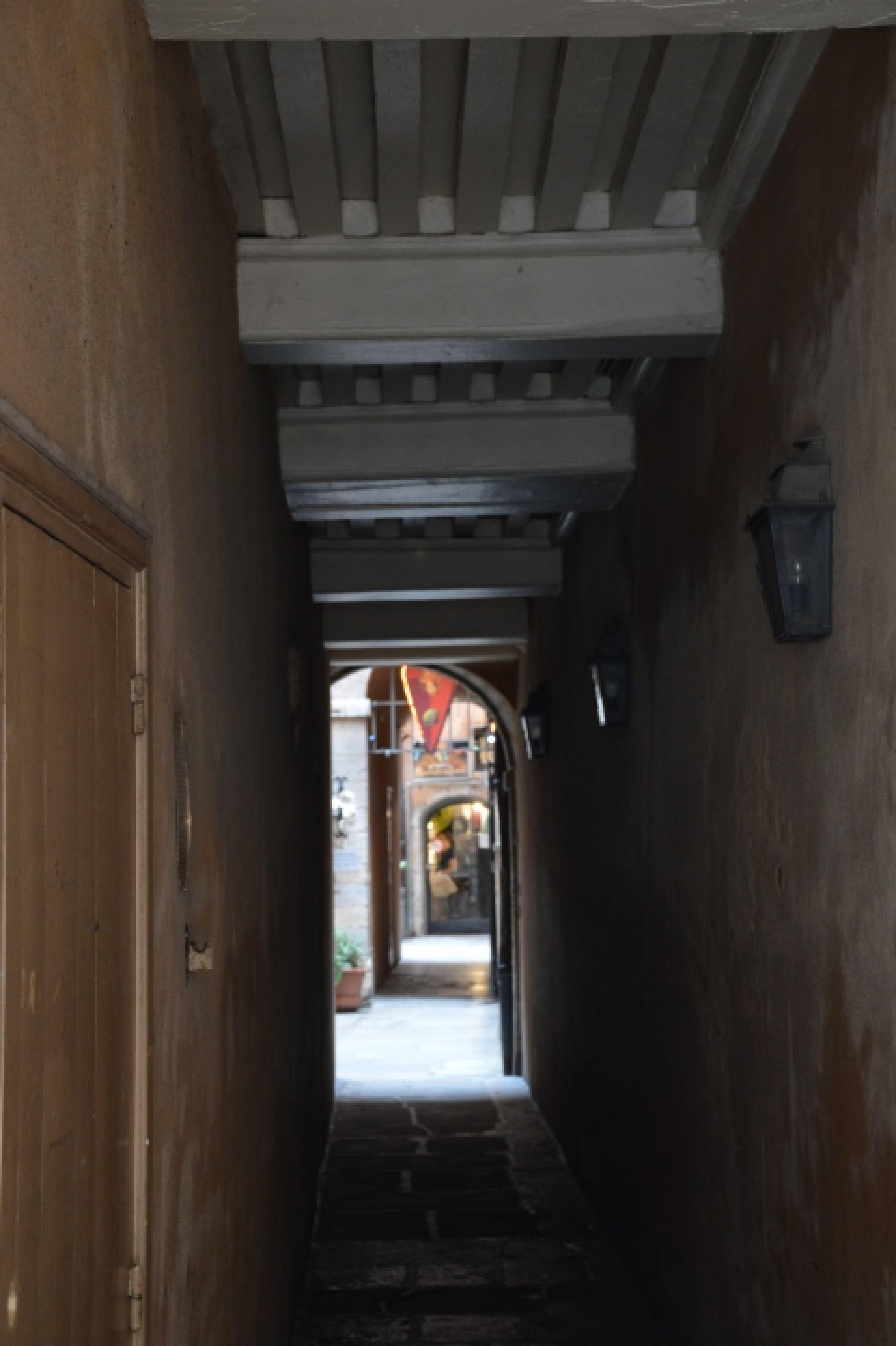 Lyon quartier Croix Rousse traboules successives et commerce